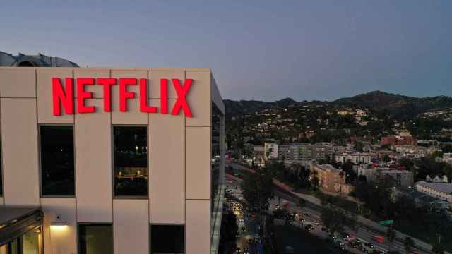 Netflix podría añadir la publicidad a finales de año, adelantando el plan inicial