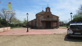 Un coche de la Guardia Civil en la ermita de Santa Ana, donde sucedieron los hechos.