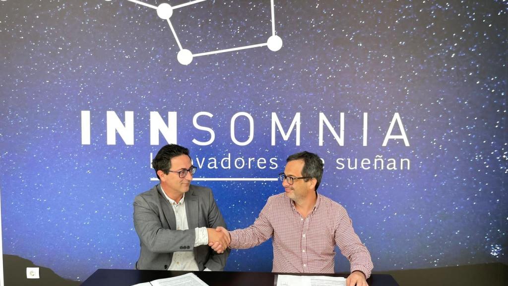 Martín Virdis, coordinador de Desarrollo e Innovación y responsable de SmartPort Lab, en representación de Federico Susbielles, presidente del Consorcio de Gestión del Puerto de Bahía Blanca, y Rafael Navarro, socio cofundador de Innsomnia, en la firma del acuerdo.