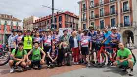 El equipo de ciclistas justo antes del inicio de la primera etapa de 'Pedaladas contra el estigma'