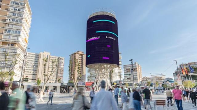 El 'tecnohito' publicitario con mirador, ubicado en pleno corazón comercial de Benidorm.