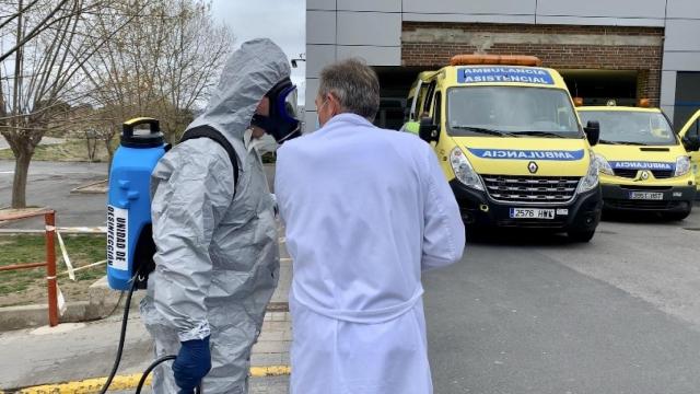 Fotografía: Archivo. Operarios realizan labores de desinfección en el hospital de Nuestra Señora de Sonsoles de Ávila