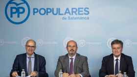 Javier Iglesias, el vicesecretario general de Coordinación Autonómica y Local, Pedro Rollán, y Francisco Vázquez, en Salamanca