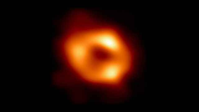 La primera fotografía de Sagitario A*, el agujero negro en el centro de la Vía Láctea.