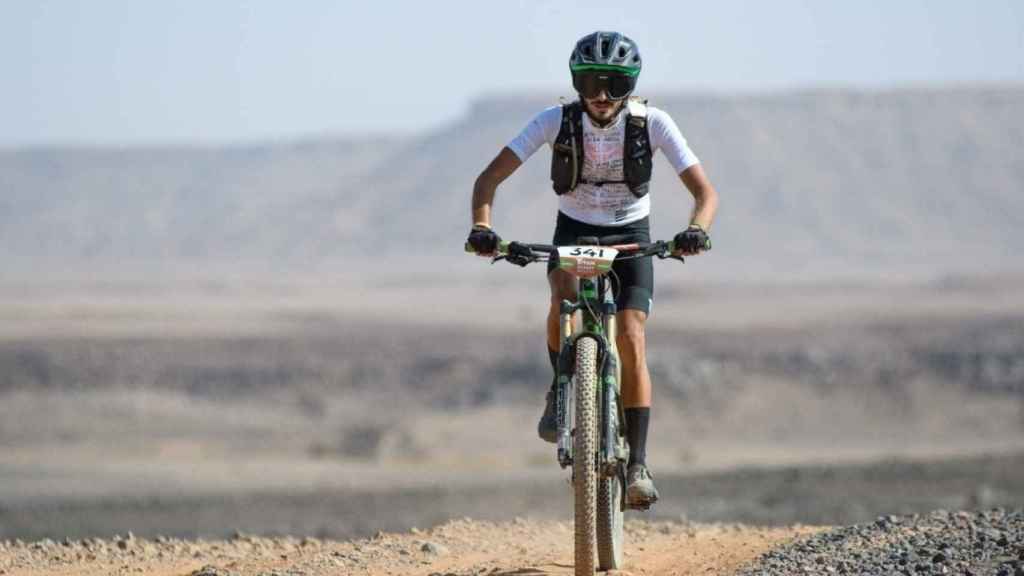 Un ciclista durante la Titan Desert