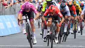 Arnaud Demare se lleva un apretado sprint sobre Ewan en Scalea en el Giro de Italia