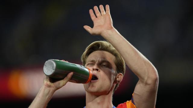 Frenkie de Jong, durante un calentamiento con el Barça