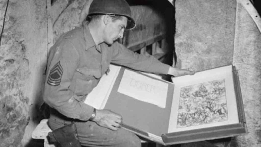 Un soldado de los 'Monuments Men' recupera un grabado de Durero