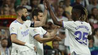 Karim Benzema celebra su gol al Levante con sus compañeros del Real Madrid