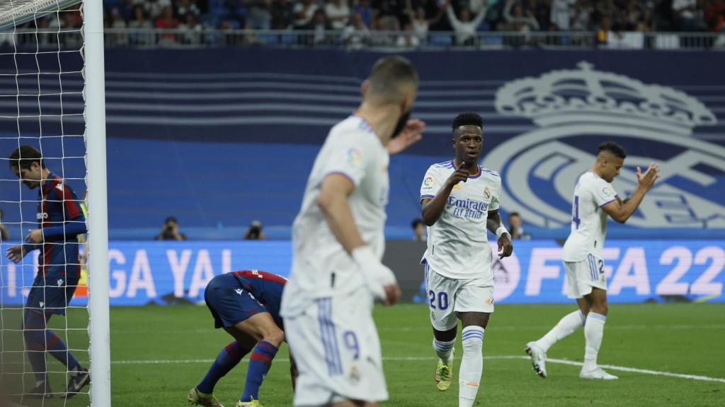 Vinicius celebra un gol junto a Benzema