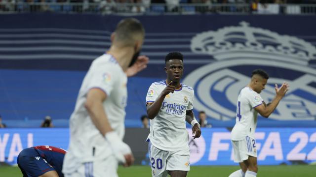 Vinicius celebra junto a Benzema su segundo gol contra el Levante