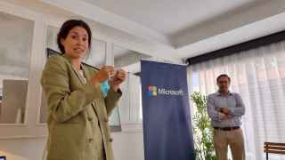 Un momento del acto de Microsoft sobre Viva y Teams, con sus portavoces Jimena Moreno y Antonio Cruz.