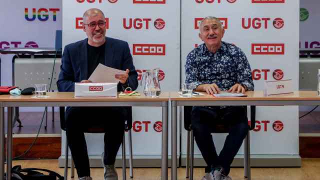 El secretario general de la Unión General de Trabajadores (UGT), Pepe Álvarez (d)y el secretario general de Comisiones Obreras (CCOO), Unai Sordo (i), durante una reunión en la sede de UGT, a 12 de mayo de 2022, en Madrid (España).