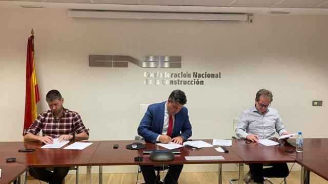 De izquierda a derecha, Daniel Barragán (secretario general de CCOO del Hábitat), Pedro Fernández Alén (presidente CNC)  y Pedro Hojas (secretario general de UGT FICA)