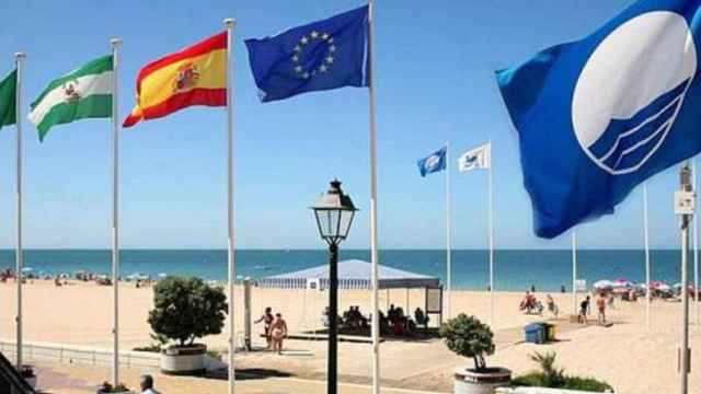 Playa de Málaga con bandera azul.