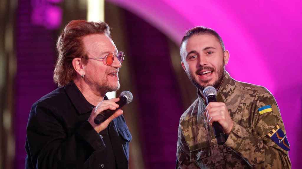 Bono canta en el metro de Kiev junto a un soldado ucraniano, cantante de la banda ucraniana Taras Topolia.