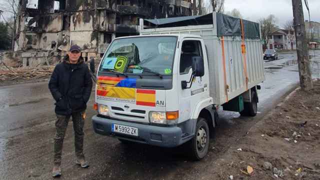 El camión 'Gertrudis', en la destruida ciudad de Borodyanka, junto a Winrich, el voluntario que la conduce en Ucrania.