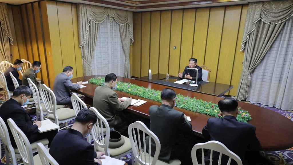 El líder de Corea del Norte, Kim Jong-un, preside una reunión del Partido de los Trabajadores.