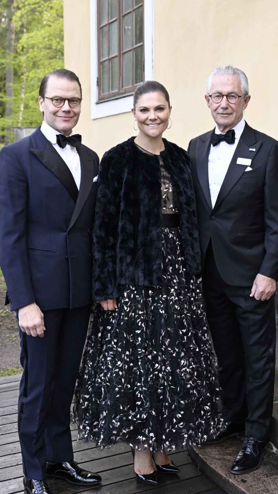 Victoria de Suecia, con vestido de gala de H&M.