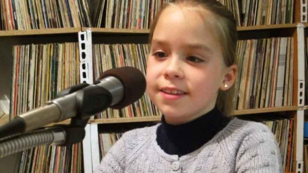 Lucía, la jovencísima locutora de Radio Serranía, en Cuenca. (Foto: Radio Serranía)