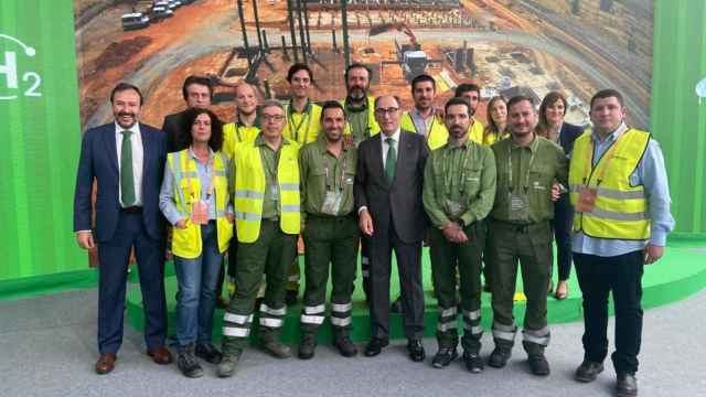 Ignacio Sánchez Galán, presidente de Iberdrola, en el centro de la imagen junto a varios trabajadores de la compañía. Foto: Cedida.