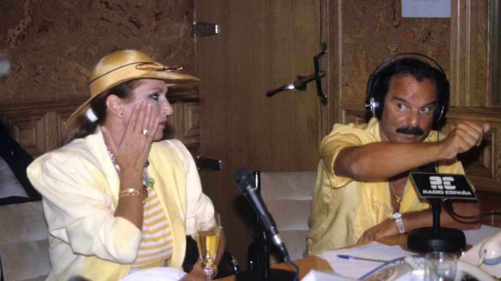 Mariñas entrevista para la radio a  Rocío Jurado.