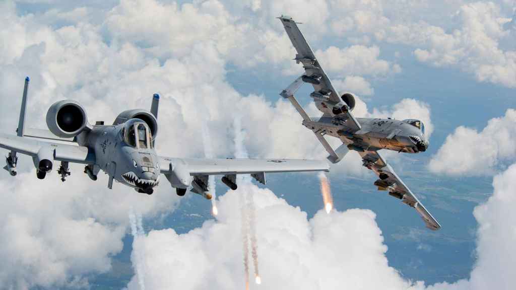 Dos A-10 lanzando bengalas como contramedida