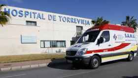 Una ambulancia frente al Hospital Universitario de Torrevieja.