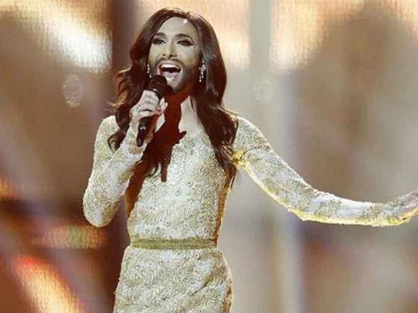 Conchita Wurst, un estilismo clásico para una intérprete nada convencional.