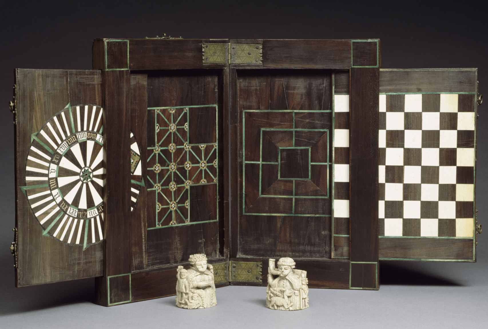 Caja de juegos, h. 1500. Foto: Museo de Cluny © RMN-Grand Palais / Hervé Lewandowski