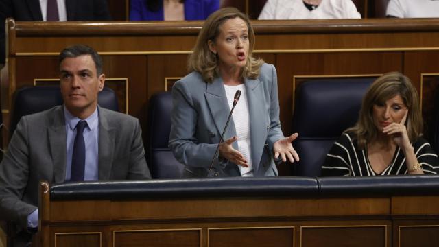 Nadia Calviño junto a Pedro Sánchez y Yolanda Díaz.