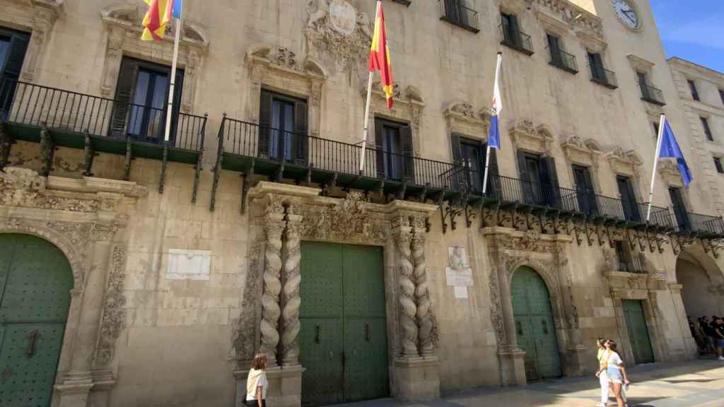 Fachada frontal del Ayuntamiento de Alicante.