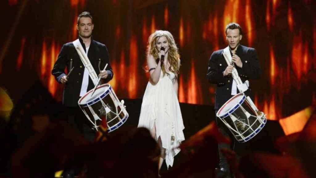 Emmelie de Forest interpretando 'Only Teardrops' en la final de Eurovisión 2013.