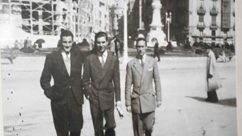 Umbral paseando por la plaza Zorrilla de Valladolid junto a su primo Perelétegui y su amigo Merino