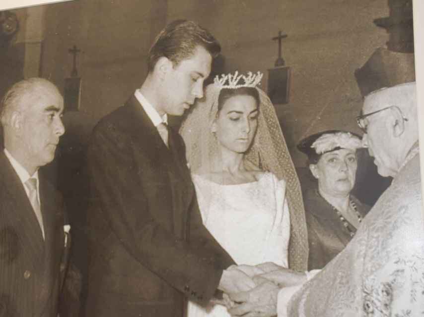 Franciso Umbral y su mujer, María España, el día de su boda en la Iglesia de San Martín, Valladolid