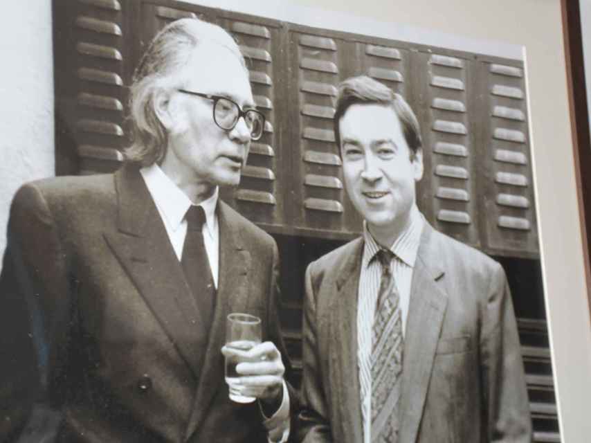 El escritor, junto al entonces director de El Mundo, Pedro J. Ramírez, en los años '90.