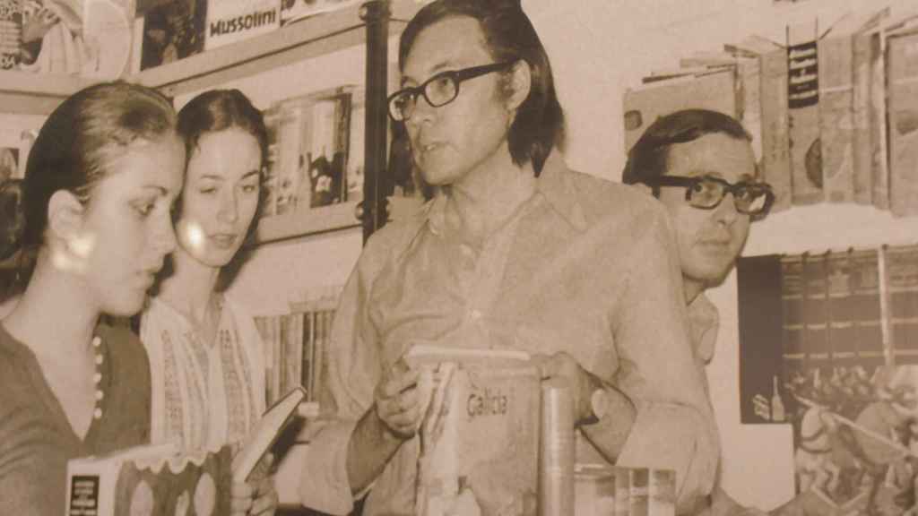 Umbral en la presentación de 'Mortal y Rosa' en la Feria del Libro de Madrid (1975) junto a una jovencísima Pilar Cernuda.