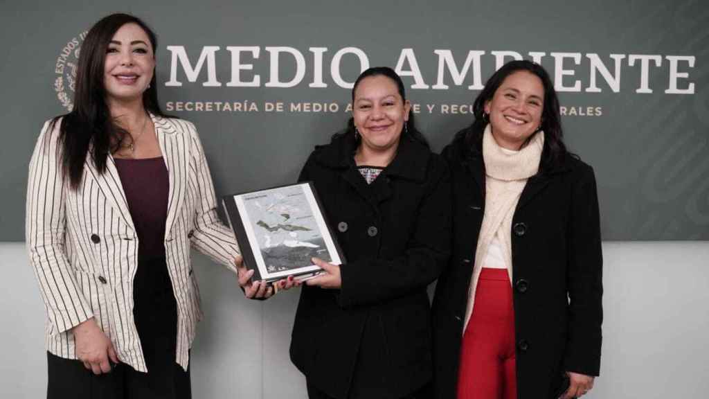 La periodista Laura Barranco (primera por la derecha), amenazada de muerte en México.