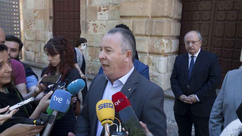 Donaciano Dujo atiende a los medios de comunicación en Salamanca