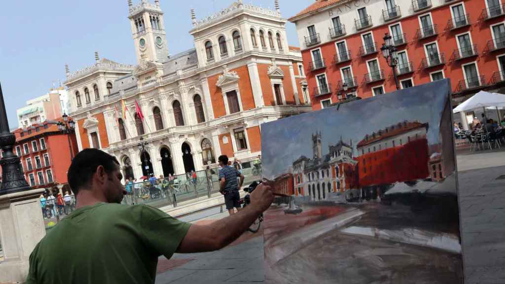 Uno de los participantes en el XXXII Premio de Pintura Rápida San Pedro Regalado de Valladolid, trabaja en la Plaza Mayor de la capital
