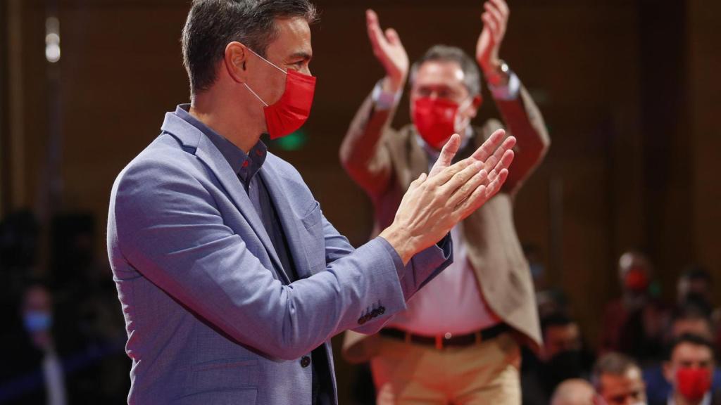 El presidente del Gobierno, Pedro Sánchez, con Juan Espadas al fondo cuando fue proclamado candidato en Granada.