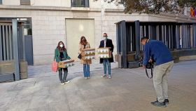 Miembros de ERC entregan las firmas de su campaña en el parlamento valenciano. EE