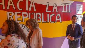 Alberto Garzón, en una caseta republicana de la Feria de Sevilla, junto a Inma Nieto, candidata de Por Andalucía.