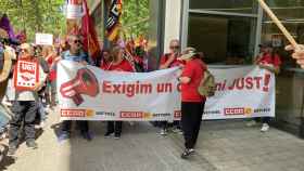 Los sindicatos se concentran en la puerta de una empresa de contact center de Barcelona en la primera jornada de huelga de 24 horas.