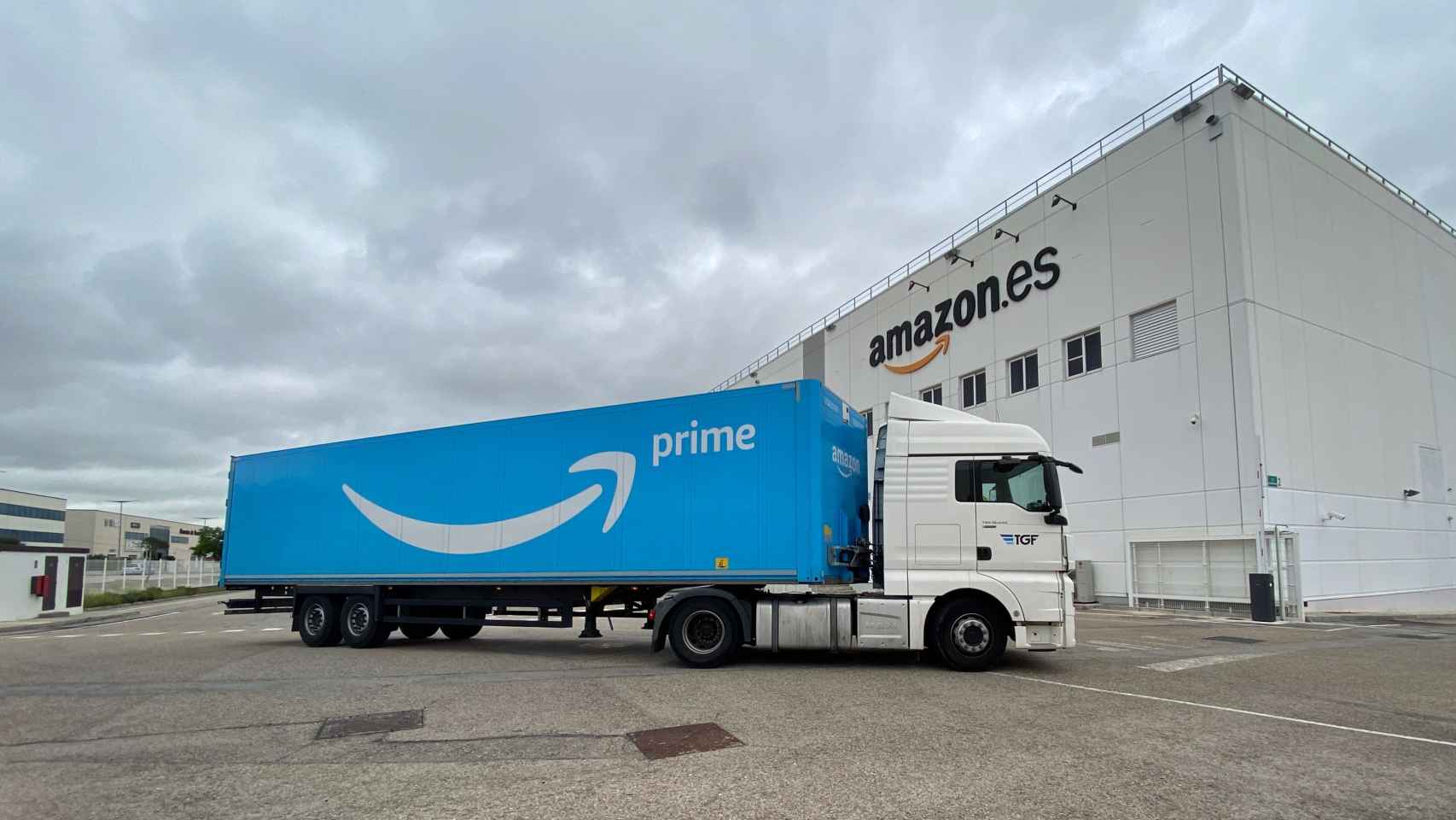 Un camión llega a las inmediaciones del almacén de Amazon en San Fernando de Henares (Madrid)