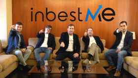 Parte del equipo de inbestMe en sus oficinas de Barcelona, con Jordi Mercader (CEO) en el centro.