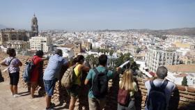 Un grupo de turistas observan Málaga desde el mirador de La Alcazaba.