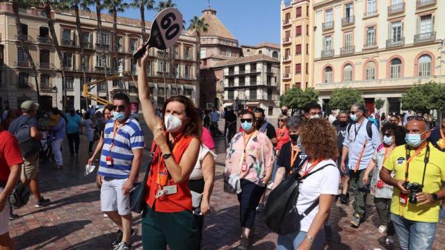 Una guía y un grupo de turistas en el Centro Histórico de Málaga.