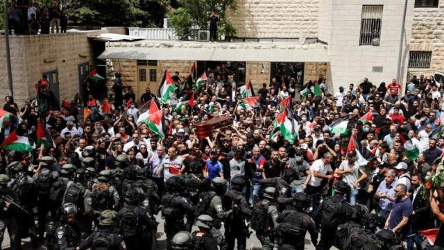 Las tropas israelíes cargando contra los asistentes al funeral de la periodista.