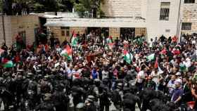 Las tropas israelíes cargando contra los asistentes al funeral de la periodista.
